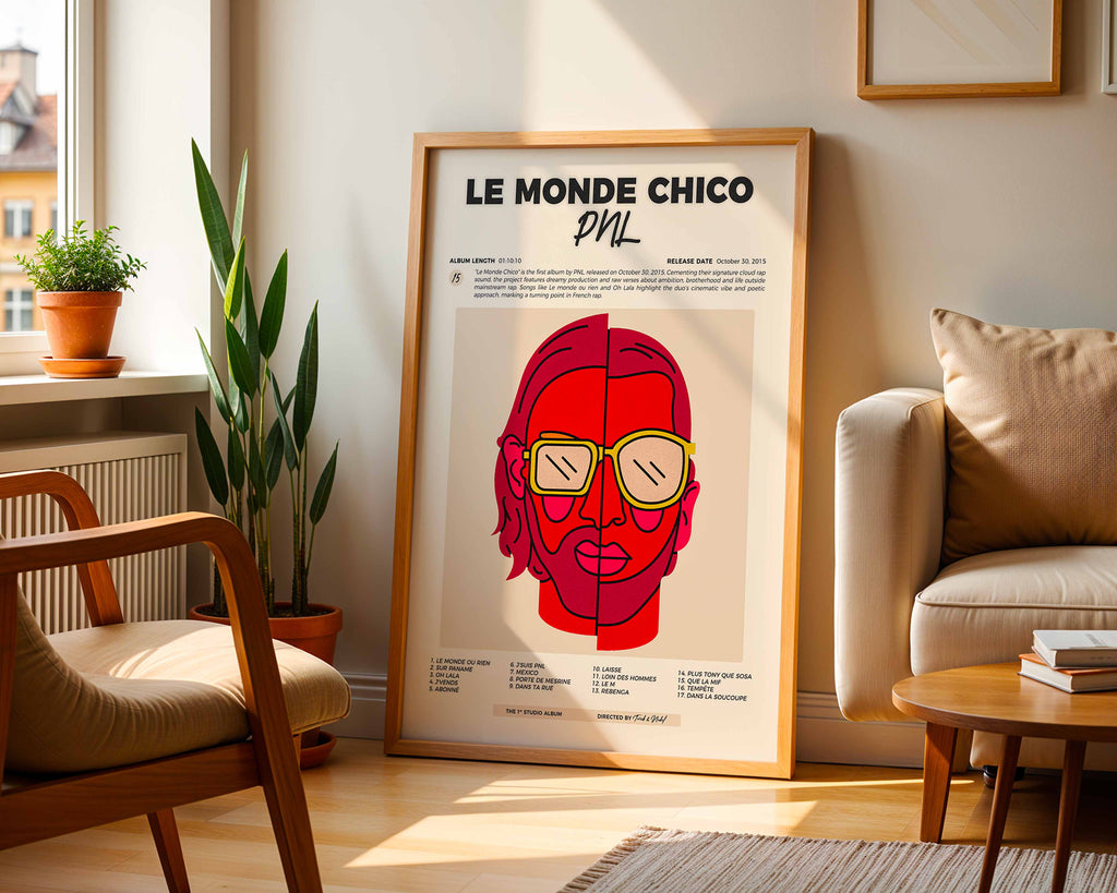 Poster minimaliste encadré de l album Le Monde Chico de PNL posé contre un mur dans un salon lumineux, art mural contemporain.