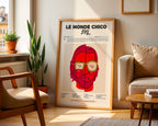 Poster minimaliste encadré de l album Le Monde Chico de PNL posé contre un mur dans un salon lumineux, art mural contemporain.