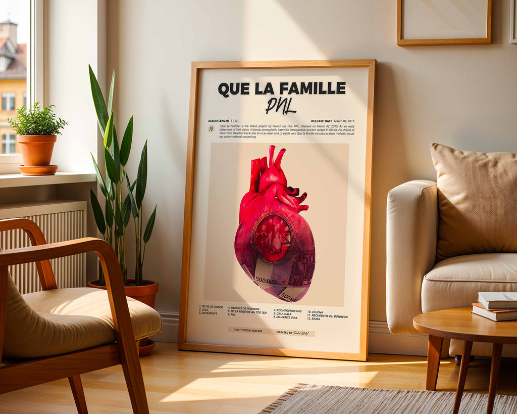Poster minimaliste encadré de la mixtape Que la famille de PNL posé contre un mur dans un salon lumineux, art mural contemporain.