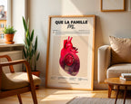 Poster minimaliste encadré de la mixtape Que la famille de PNL posé contre un mur dans un salon lumineux, art mural contemporain.