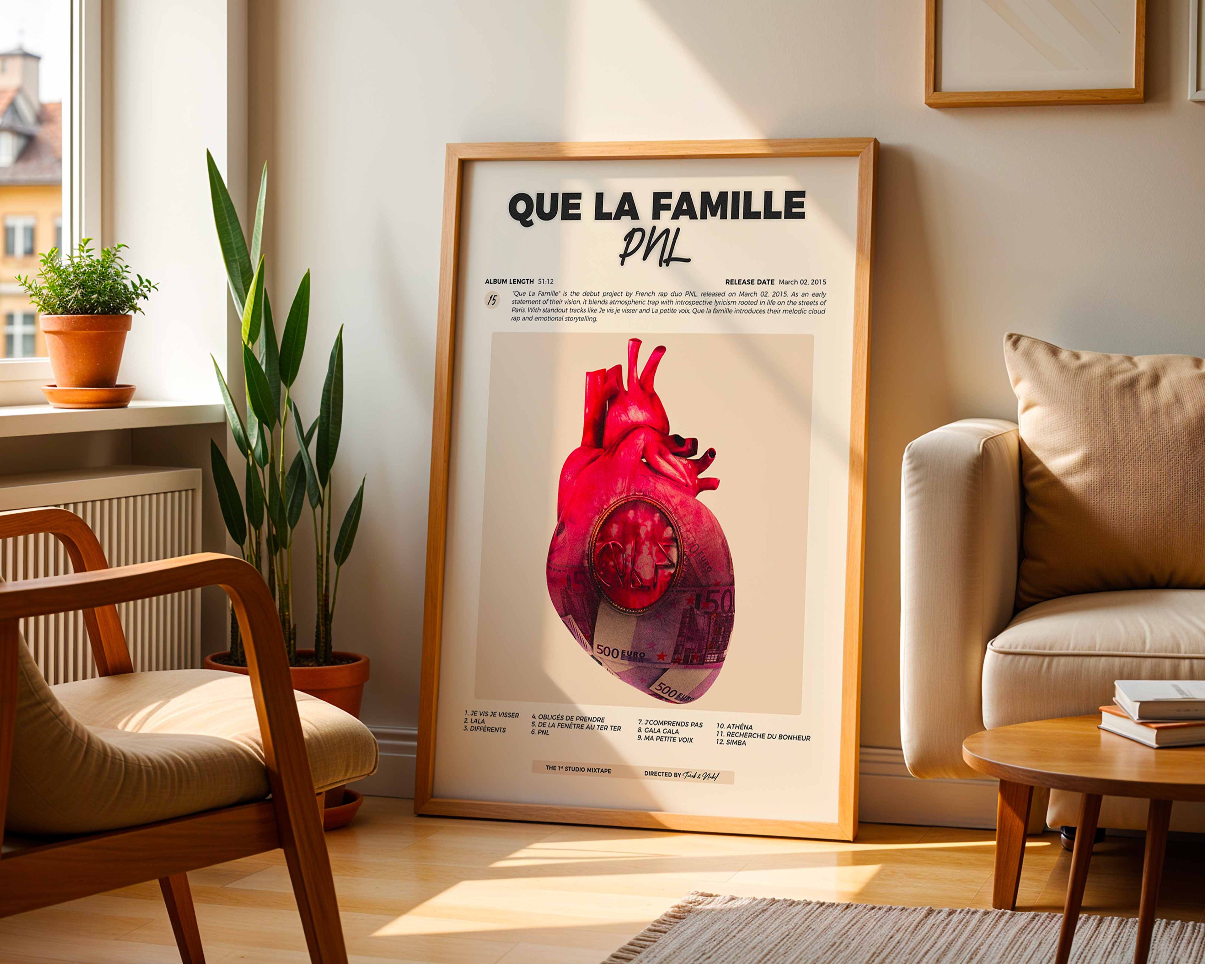 Poster minimaliste encadré de la mixtape Que la famille de PNL posé contre un mur dans un salon lumineux, art mural contemporain.