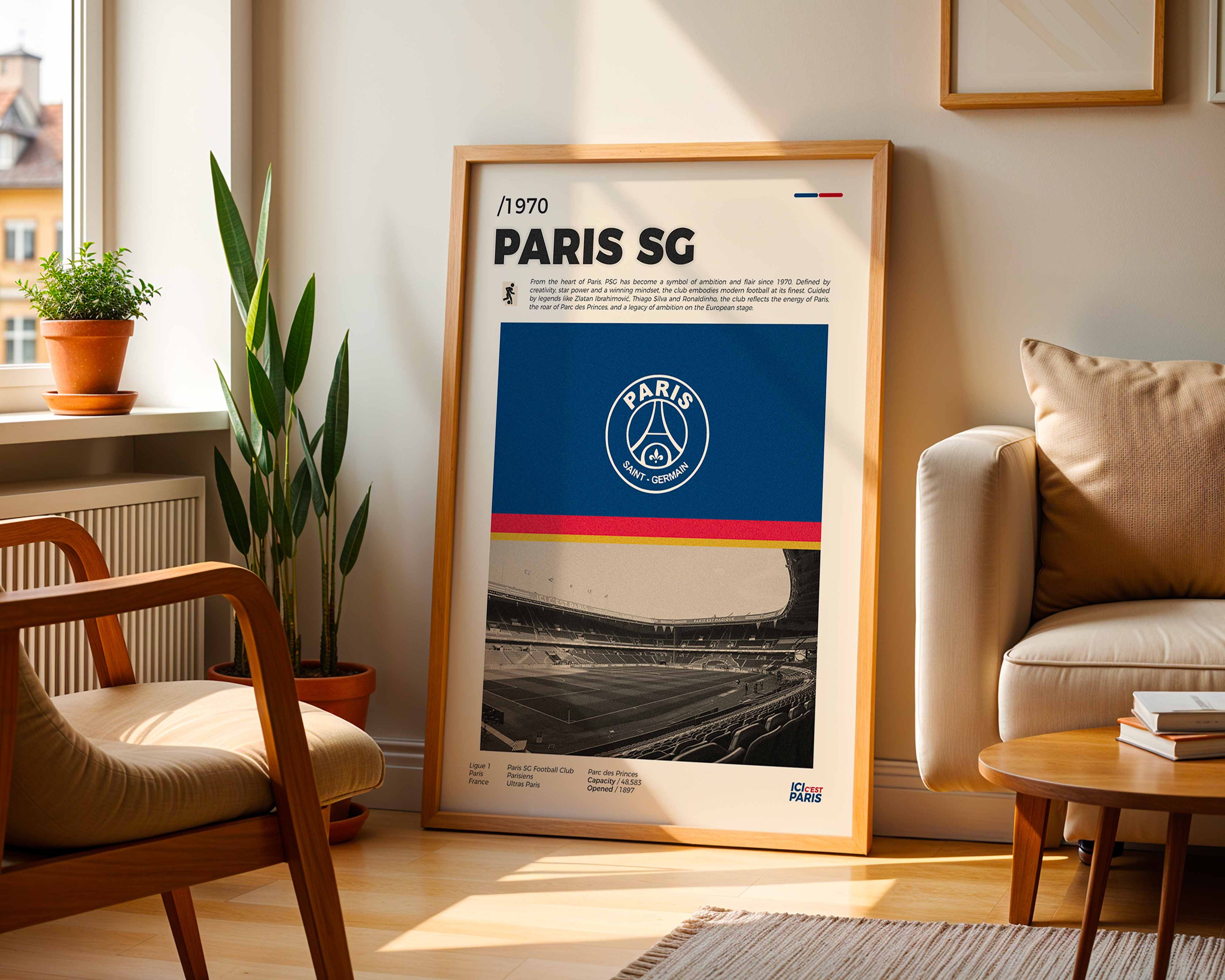 Poster minimaliste encadré du club Paris Saint-Germain posé contre un mur dans un salon lumineux, art mural de football.