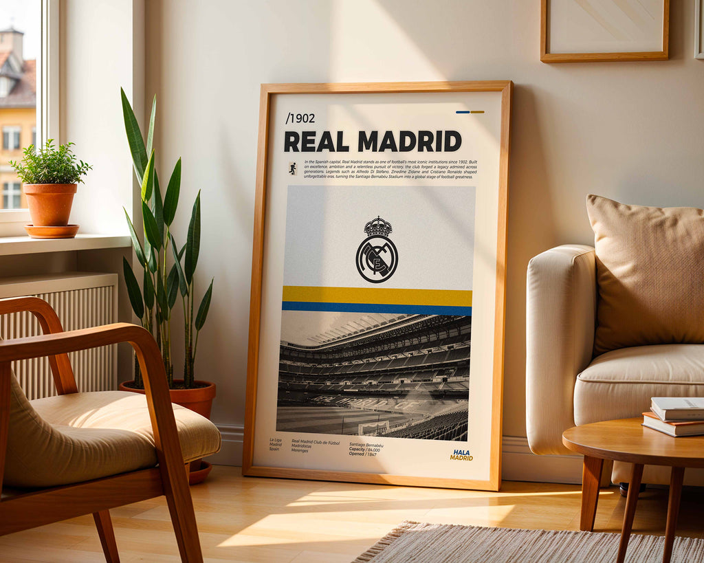 Poster minimaliste encadré du club Real Madrid posé contre un mur dans un salon lumineux, art mural de football contemporain.
