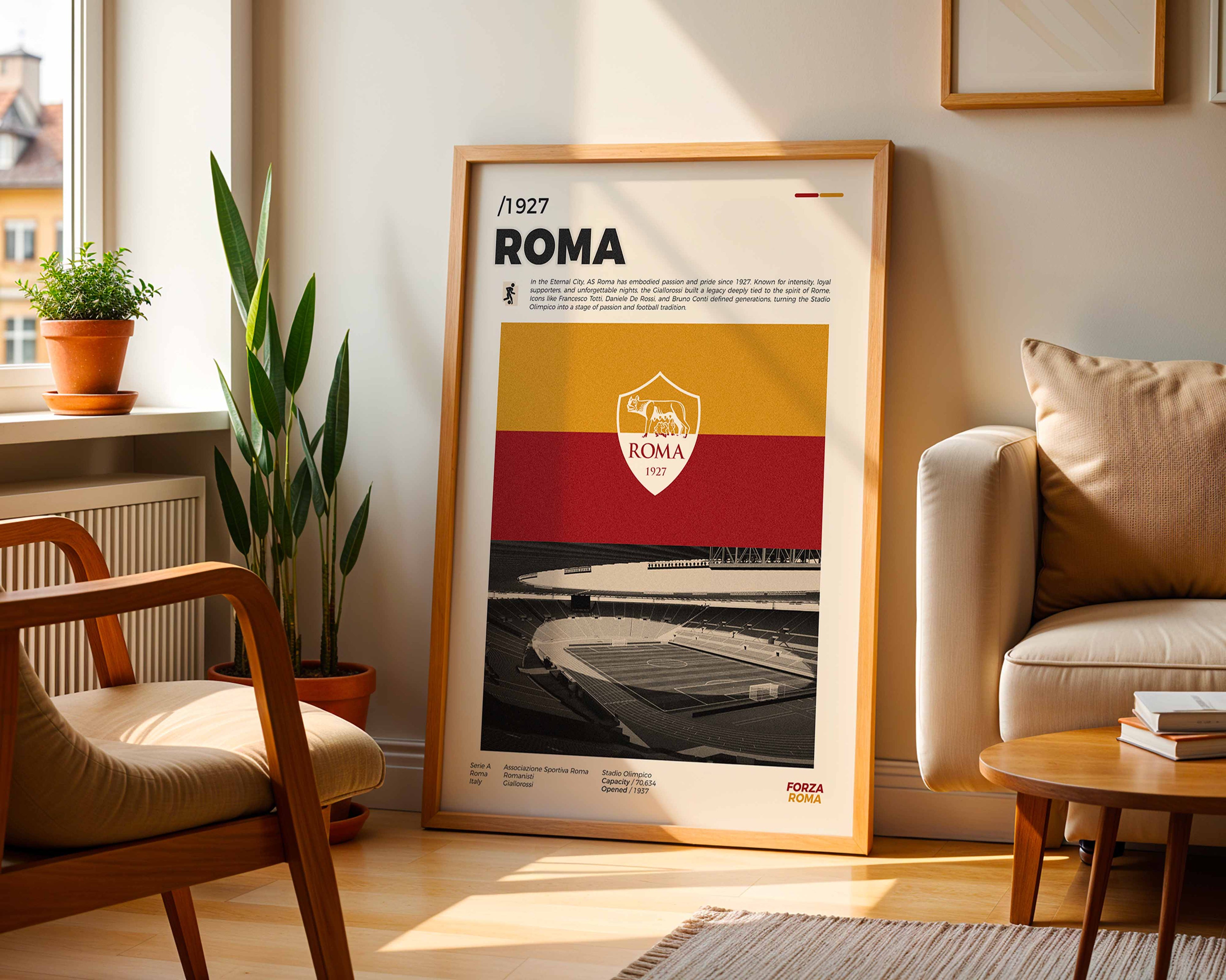 Poster minimaliste du club de la Roma posé contre un mur dans un salon lumineux, art mural Stadio Olimpico.