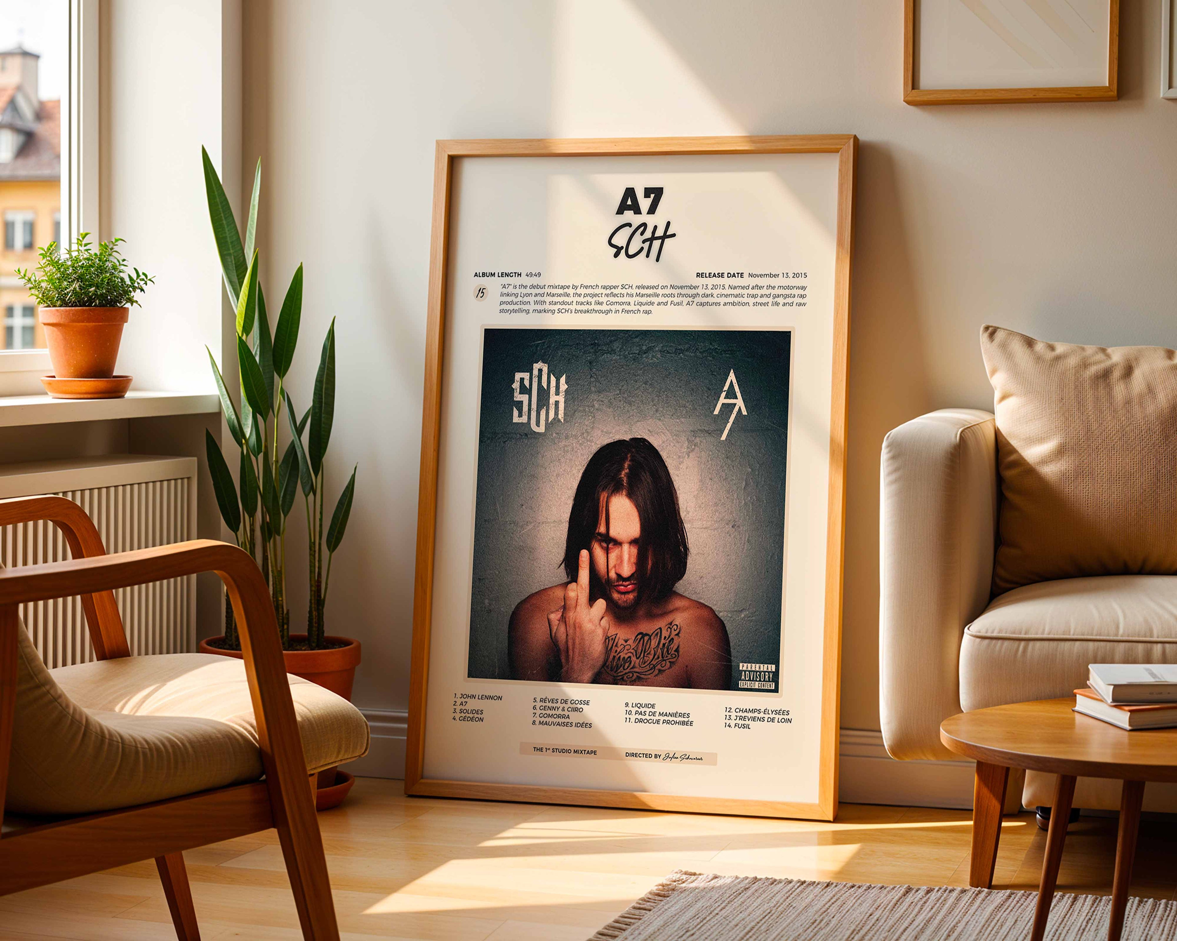Poster minimaliste encadré de l album A7 de SCH posé contre un mur dans un salon lumineux, art mural contemporain.