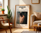 Poster minimaliste encadré de l album Anarchie de SCH posé contre un mur dans un salon lumineux, art mural contemporain.