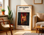 Poster minimaliste encadré de l'album Deo Favente de SCH posé contre un mur dans un salon lumineux, art mural contemporain.