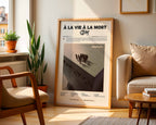 Poster minimaliste encadré de l'album de SDM posé contre un mur dans un salon lumineux, art mural contemporain.