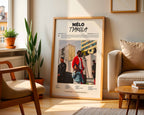 Poster minimaliste encadré de l'album Mélo de Tiakola posé contre un mur dans un salon lumineux, art mural contemporain.