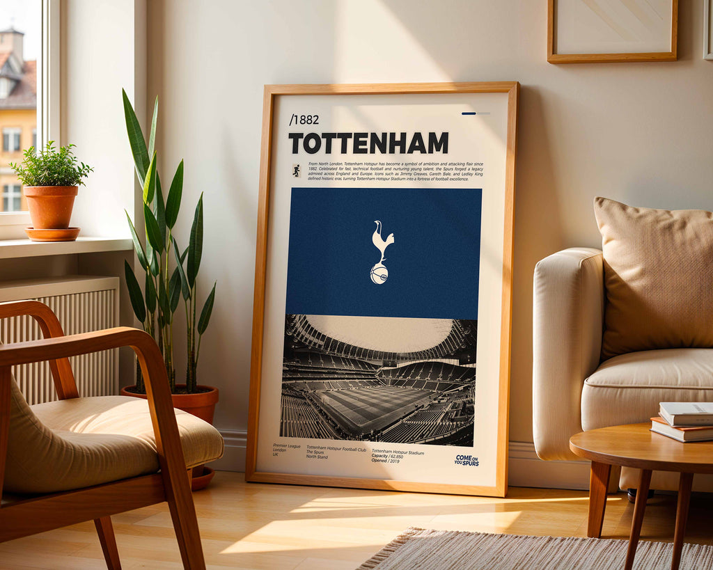 Poster minimaliste du club de Tottenham posé contre un mur dans un salon lumineux, art mural Tottenham Hotspur Stadium.