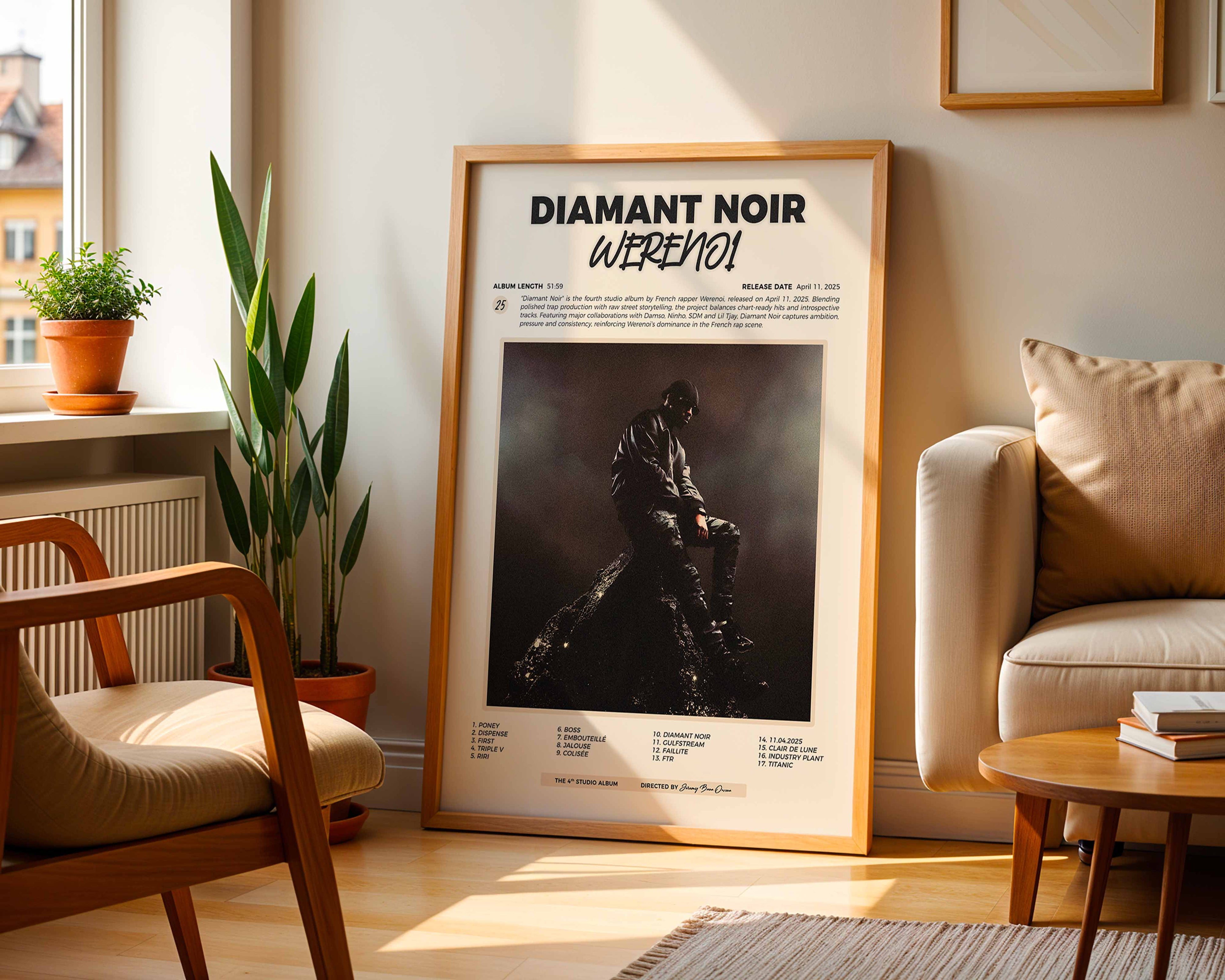 Poster minimaliste encadré de l'album Diamant Noir de Werenoi posé contre un mur dans un salon lumineux, art mural contemporain.