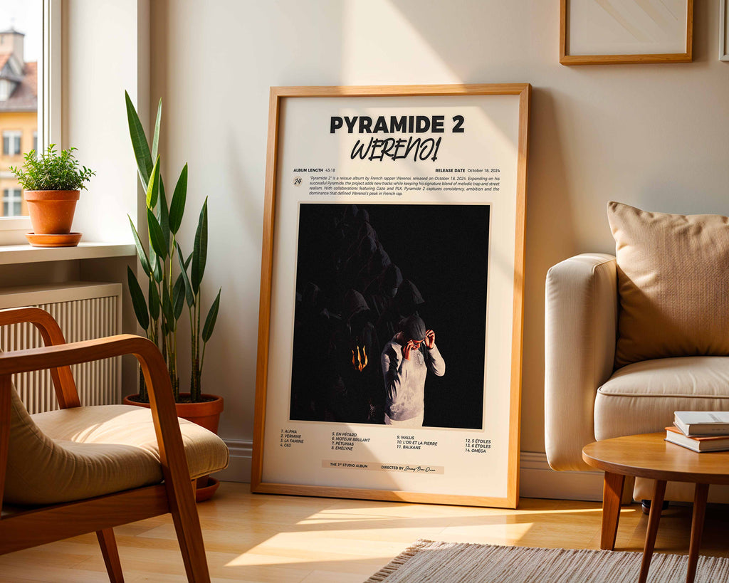 Poster minimaliste encadré de l'album Pyramide 2 de Werenoi posé contre un mur dans un salon lumineux, art mural moderne.