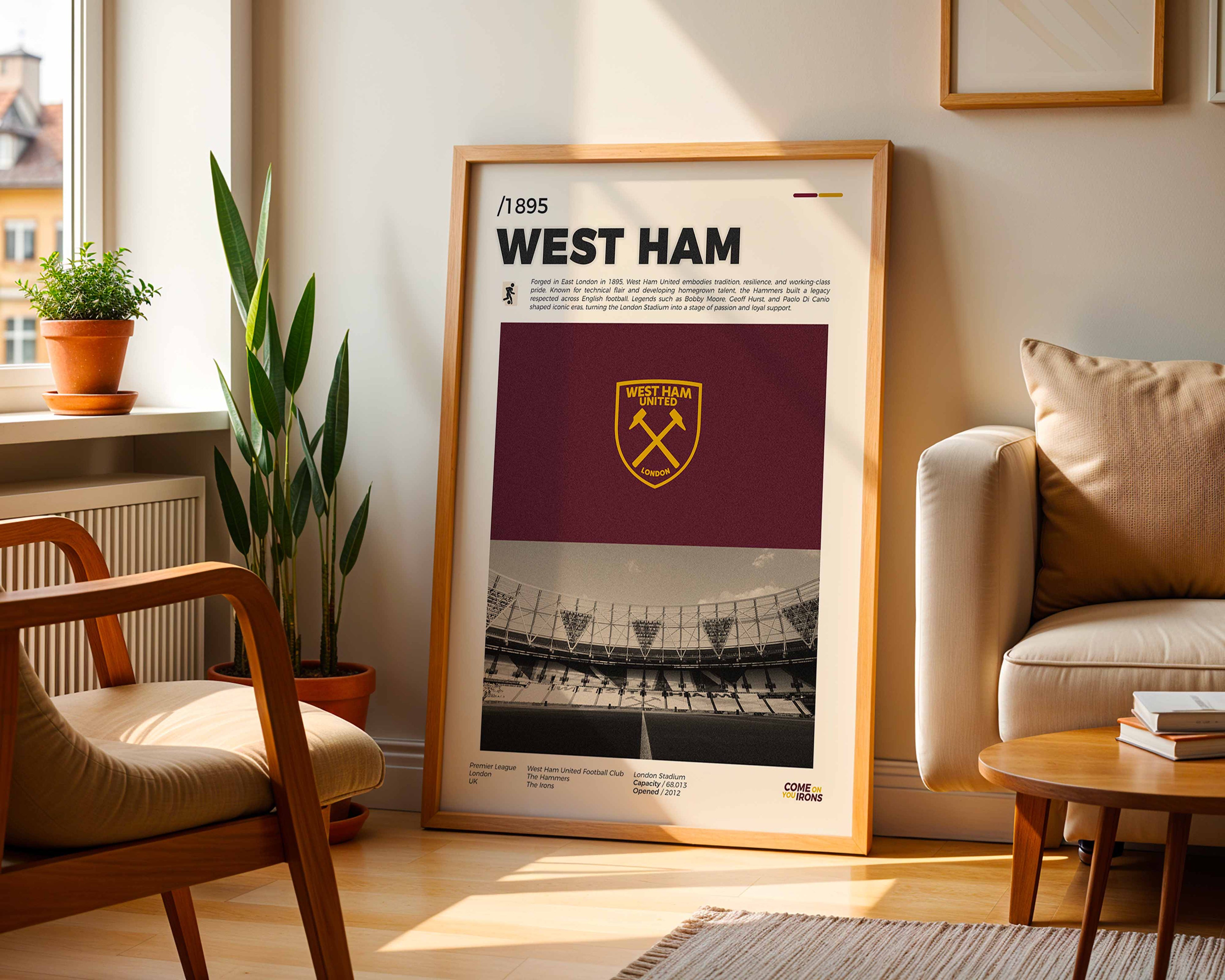 Poster minimaliste du club de West Ham posé contre un mur dans un salon lumineux, art mural London Stadium.