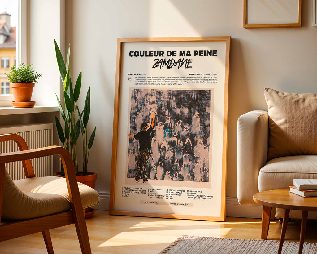 Poster minimaliste encadré de l'album de Zamdane posé contre un mur dans un salon lumineux, art mural contemporain.