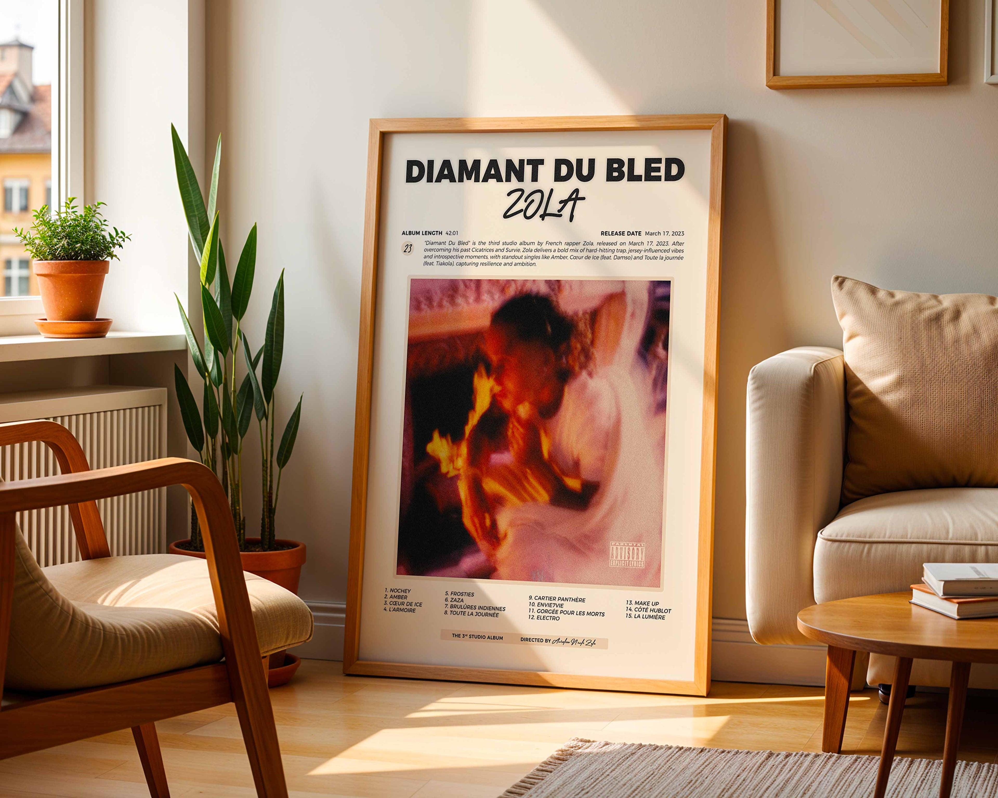 Poster minimaliste encadré de l'album Diamant du Bled de Zola posé contre un mur dans un salon lumineux, art mural contemporain.