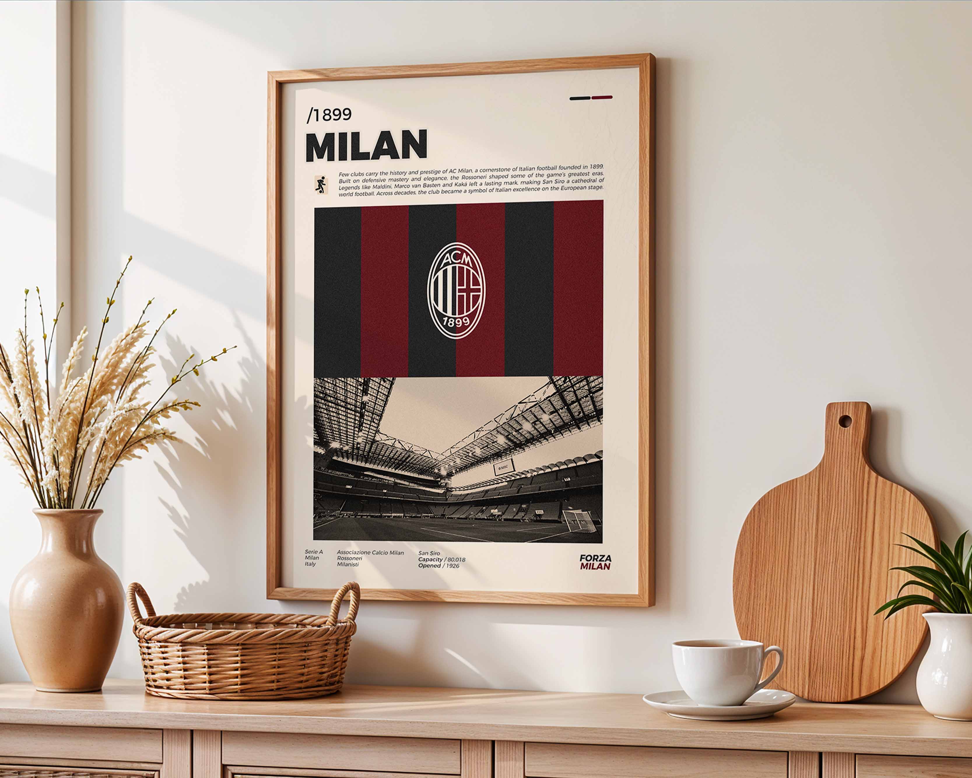 Poster minimaliste encadré de l'AC Milan accroché au mur dans un salon lumineux et bien visible, design premium rouge et noir.