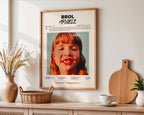 Poster minimaliste encadré de l'album Brol accroché au mur dans un salon lumineux et bien visible, design premium.