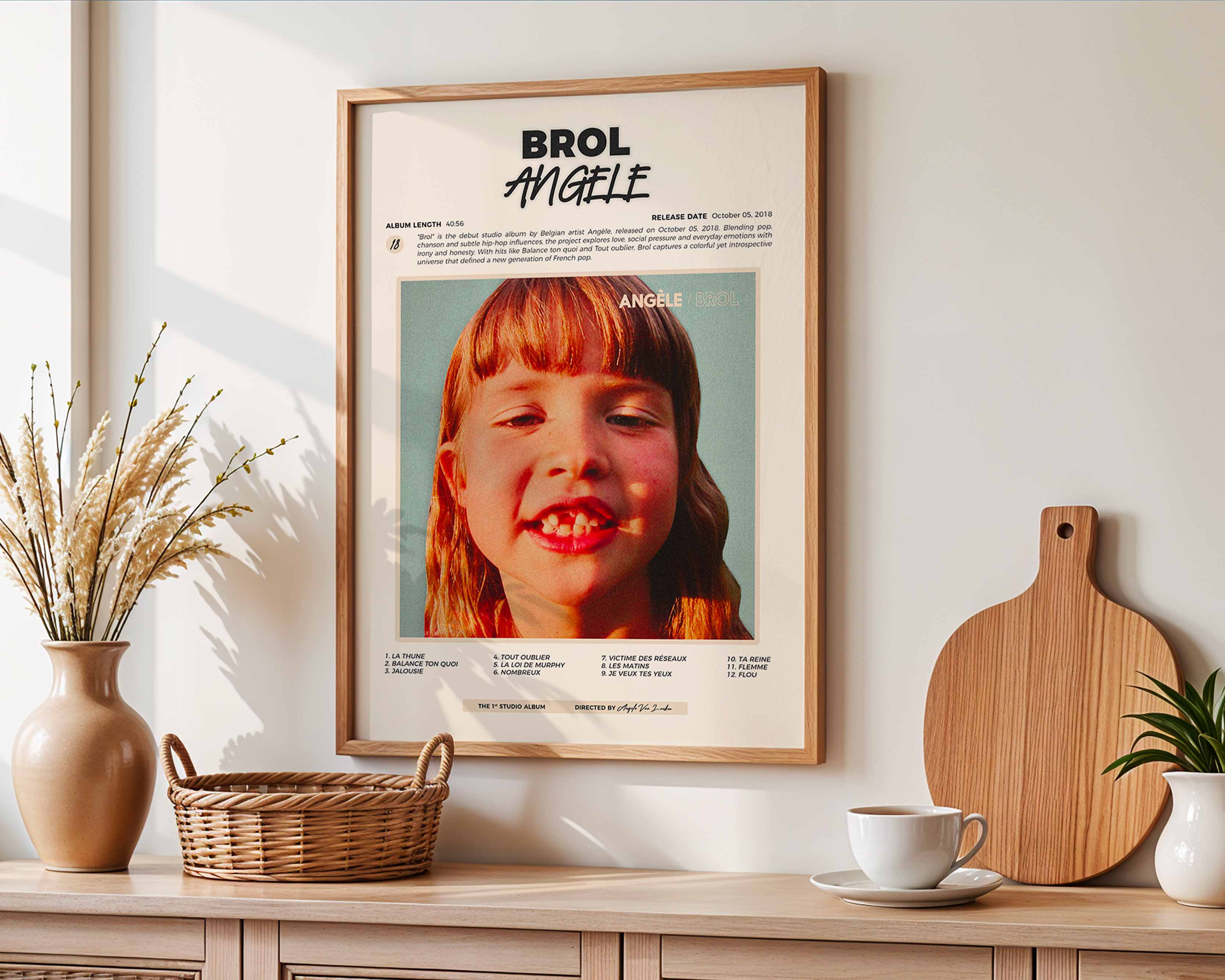 Poster minimaliste encadré de l'album Brol accroché au mur dans un salon lumineux et bien visible, design premium.