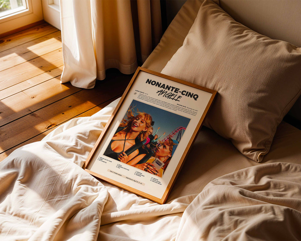 Poster minimaliste encadré de l'album Nonante-Cinq accroché au mur dans un salon lumineux et bien visible, design premium.