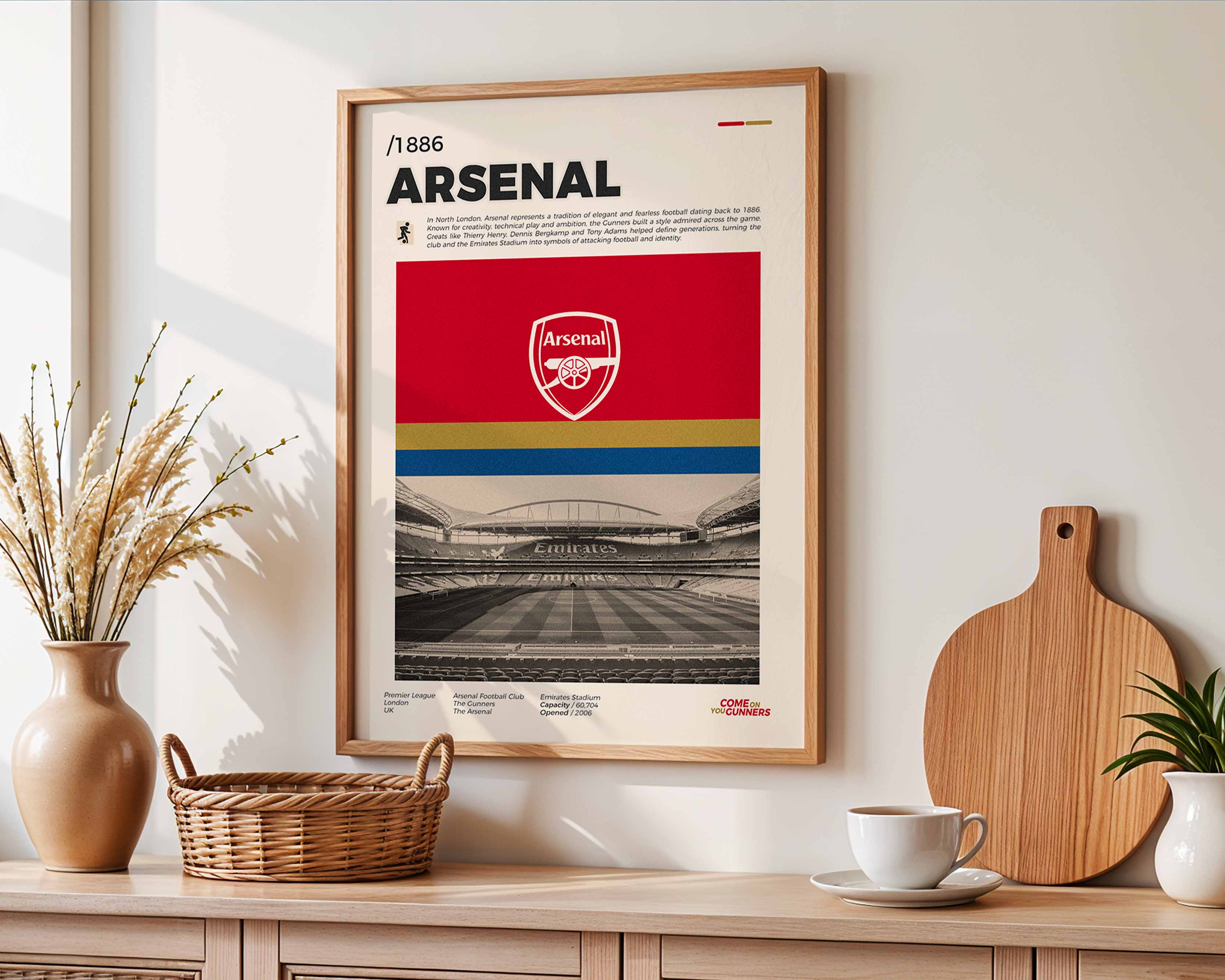 Poster minimaliste encadré d'Arsenal FC accroché au mur dans un salon lumineux et bien visible, design premium rouge.