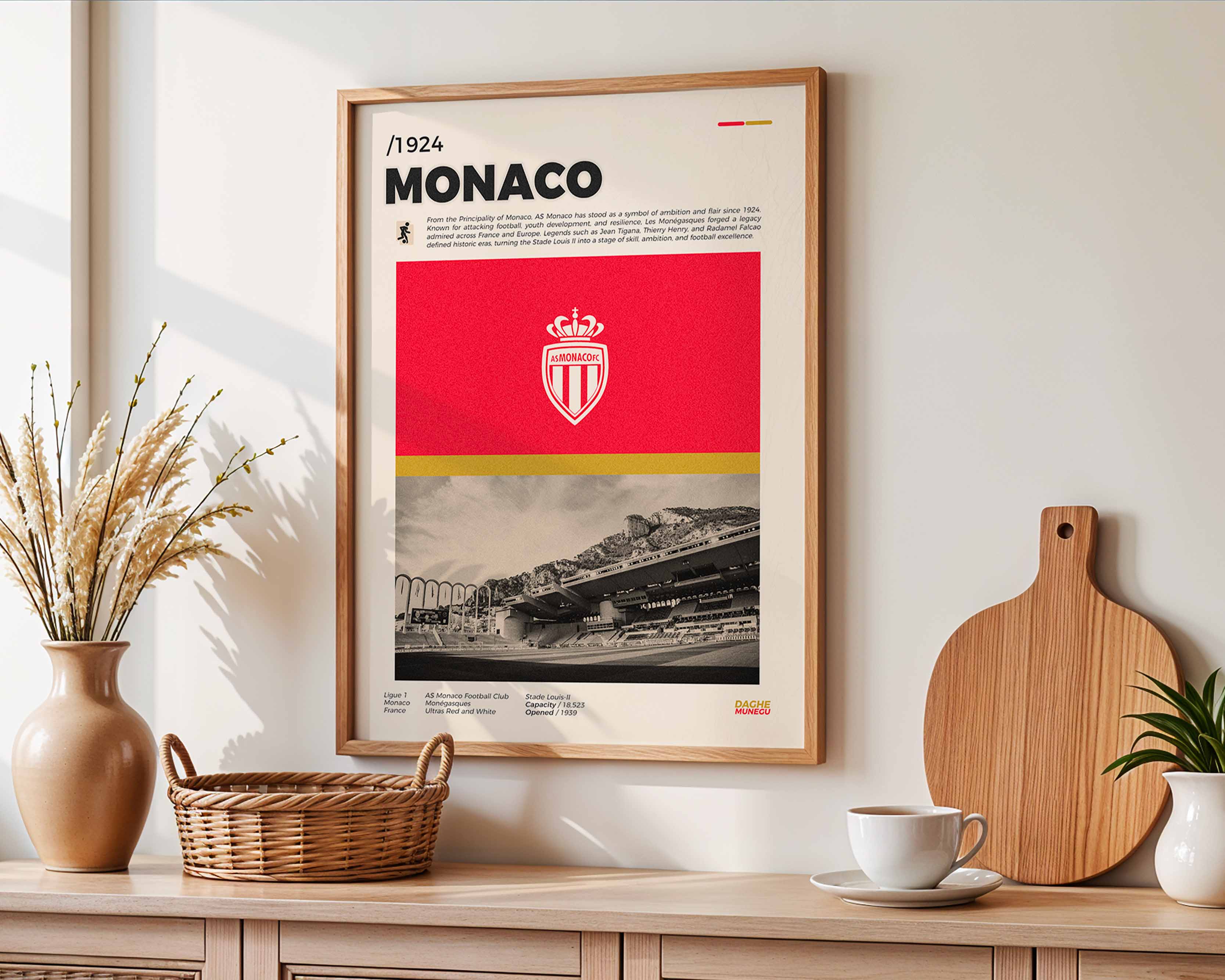 Poster minimaliste de l'AS Monaco accroché au mur dans un salon chic, hommage au Stade Louis-II.