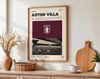 Poster minimaliste encadré de Aston Villa accroché au mur dans un salon lumineux et bien visible, design premium.