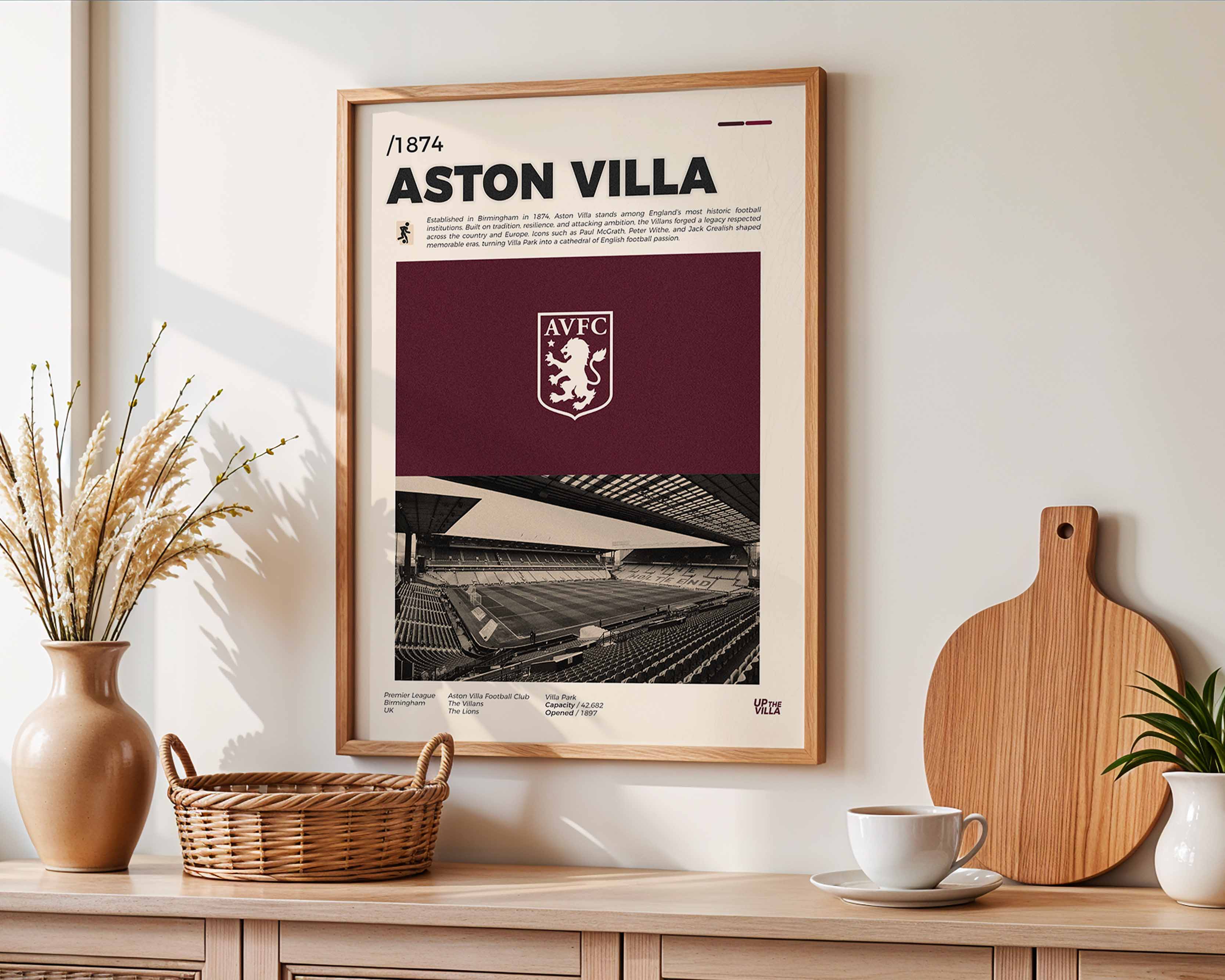 Poster minimaliste encadré de Aston Villa accroché au mur dans un salon lumineux et bien visible, design premium.