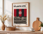 Poster minimaliste encadré de Atlanta United accroché au mur dans un salon lumineux et bien visible, design premium.