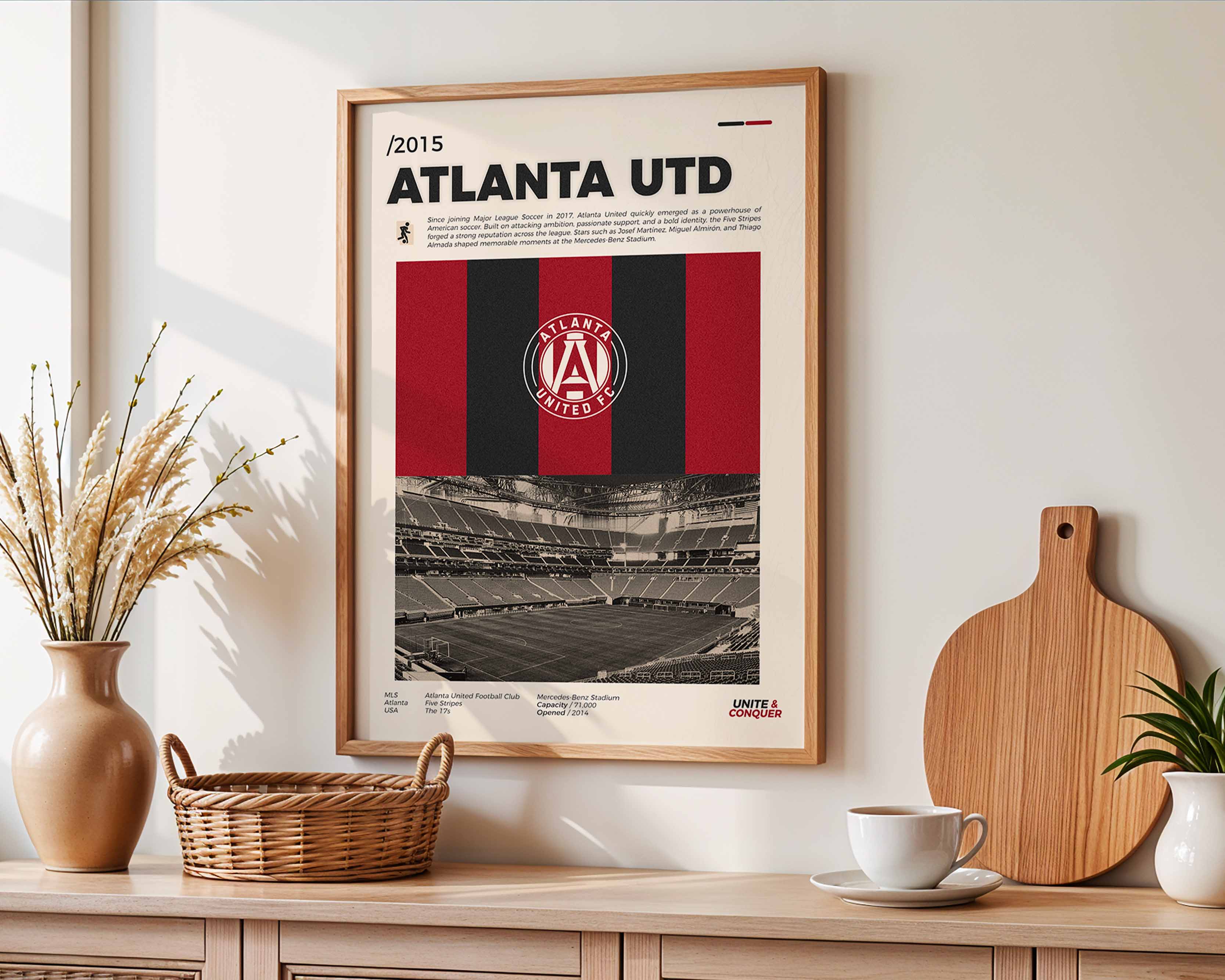 Poster minimaliste encadré de Atlanta United accroché au mur dans un salon lumineux et bien visible, design premium.