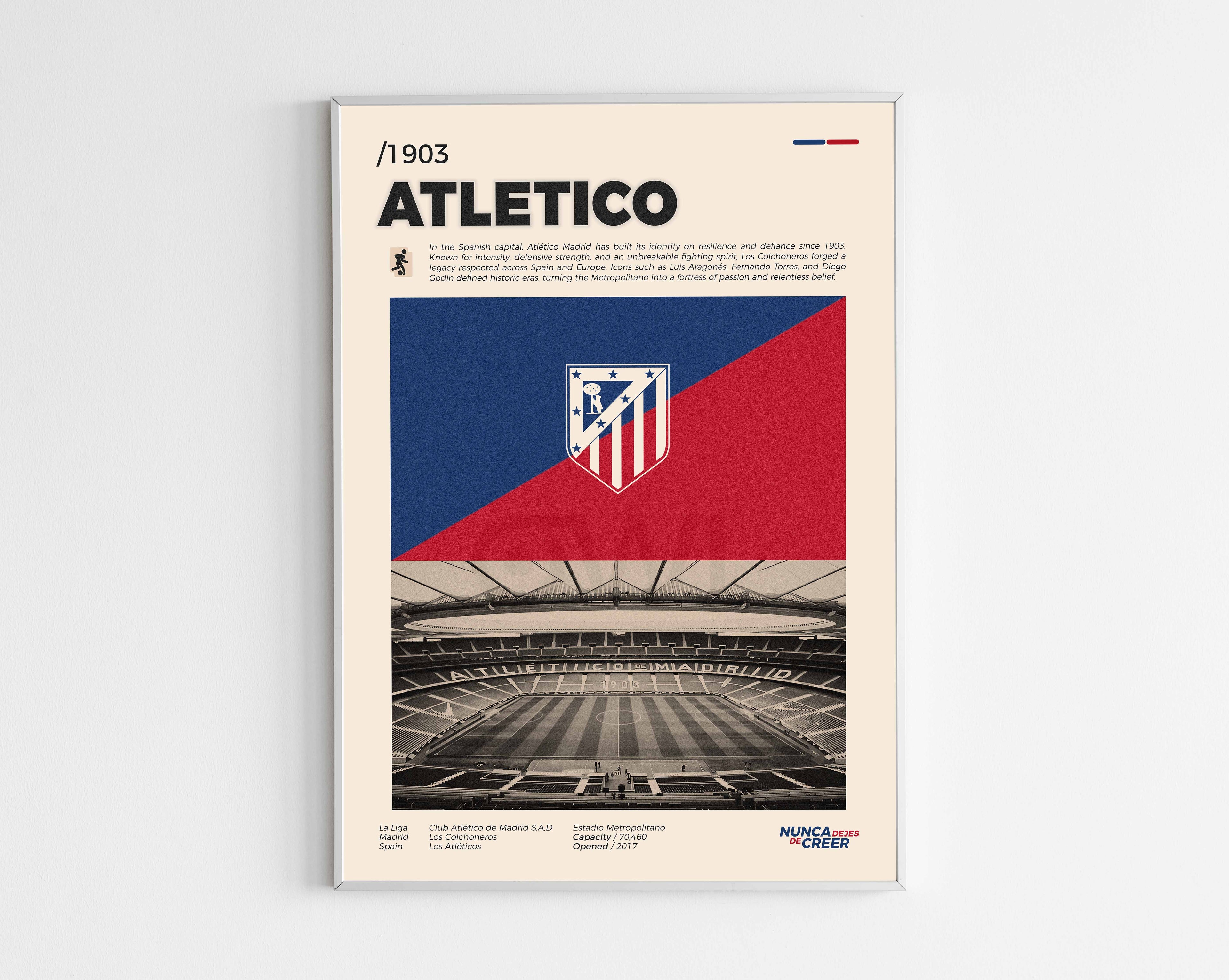 Poster minimaliste encadré de l'Atletico de Madrid accroché au mur dans un salon lumineux et bien visible, design premium.