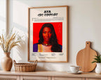 Poster minimaliste encadré de l'album Aya accroché au mur dans un salon lumineux et bien visible, design premium.