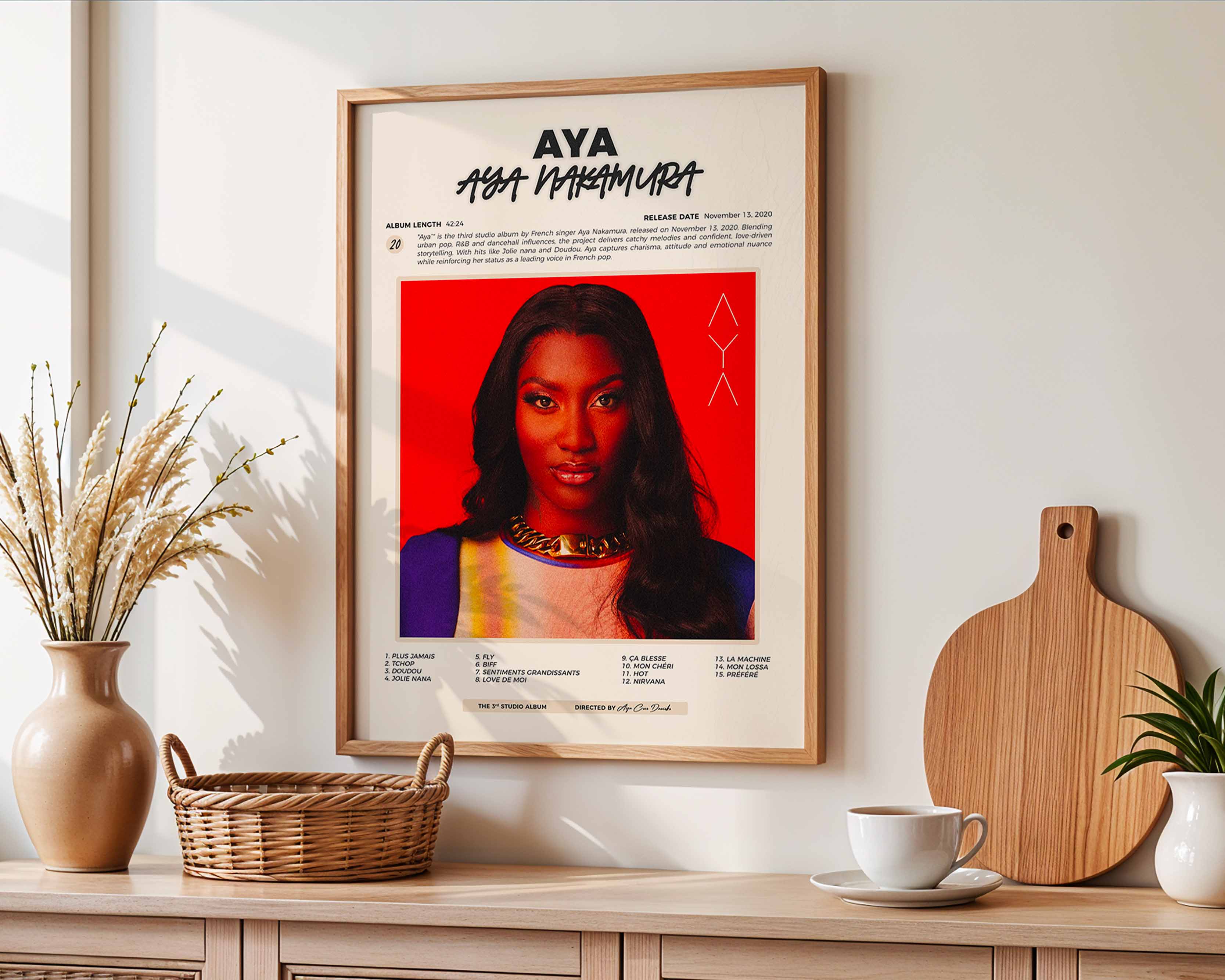 Poster minimaliste encadré de l'album Aya accroché au mur dans un salon lumineux et bien visible, design premium.