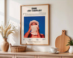 Poster minimaliste encadré de l'album DNK accroché au mur dans un salon lumineux et bien visible, design premium.