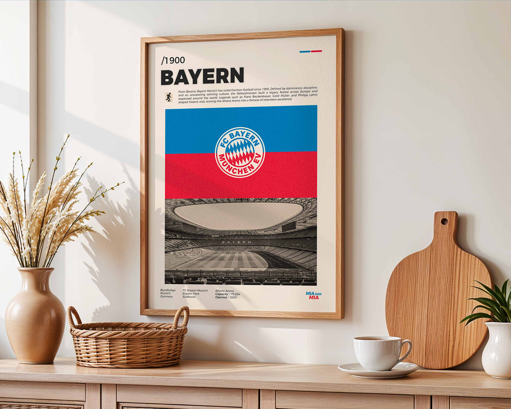 Poster minimaliste encadré du Bayern Munich accroché au mur dans un salon lumineux et bien visible, design premium rouge.