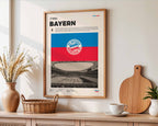 Poster minimaliste encadré du Bayern Munich accroché au mur dans un salon lumineux et bien visible, design premium rouge.