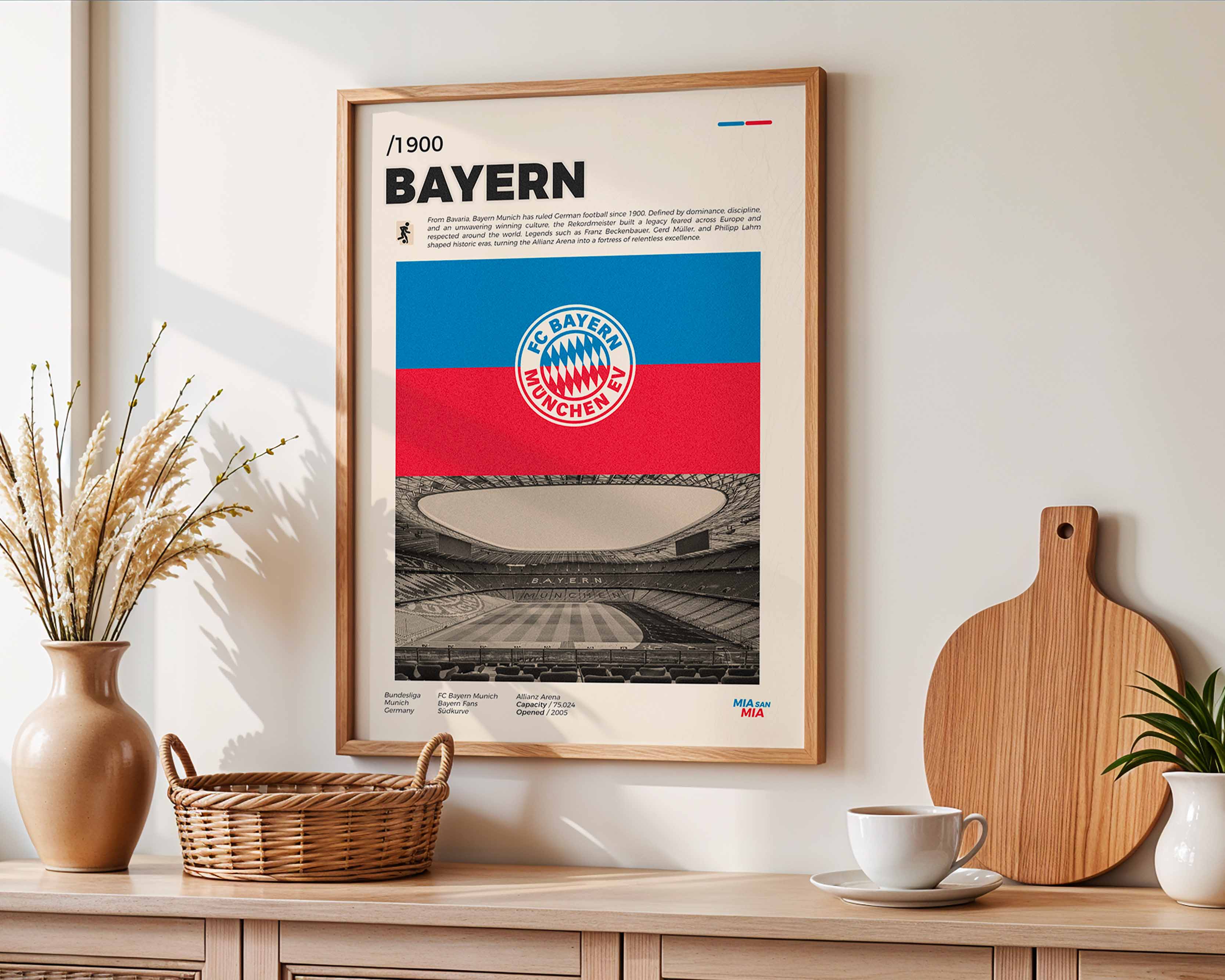 Poster minimaliste encadré du Bayern Munich accroché au mur dans un salon lumineux et bien visible, design premium rouge.