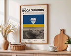 Poster minimaliste encadré de Boca Juniors accroché au mur dans un salon lumineux et bien visible, design premium.