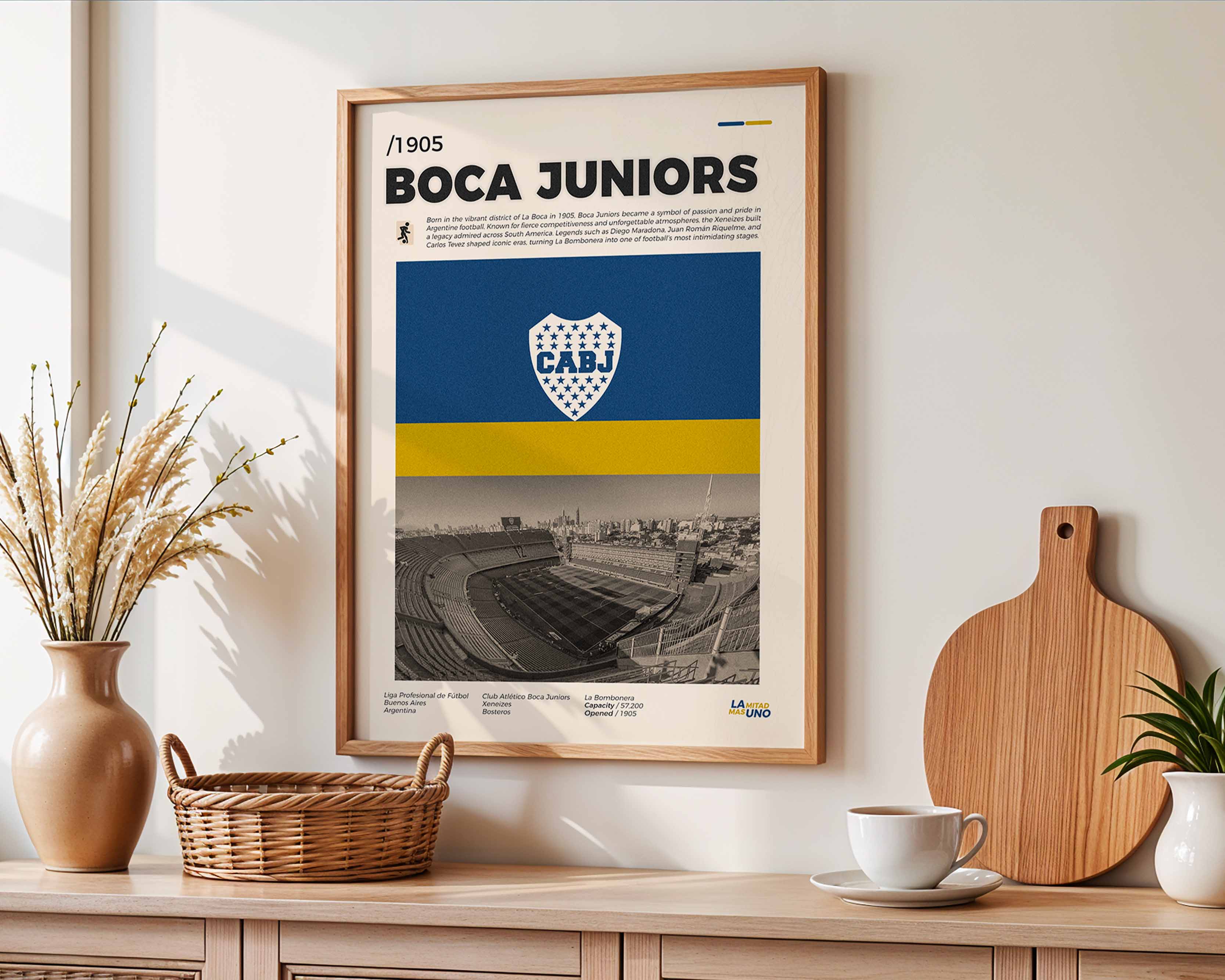 Poster minimaliste encadré de Boca Juniors accroché au mur dans un salon lumineux et bien visible, design premium.