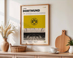 Poster minimaliste encadré de Dortmund accroché au mur dans un salon lumineux et bien visible, design premium.