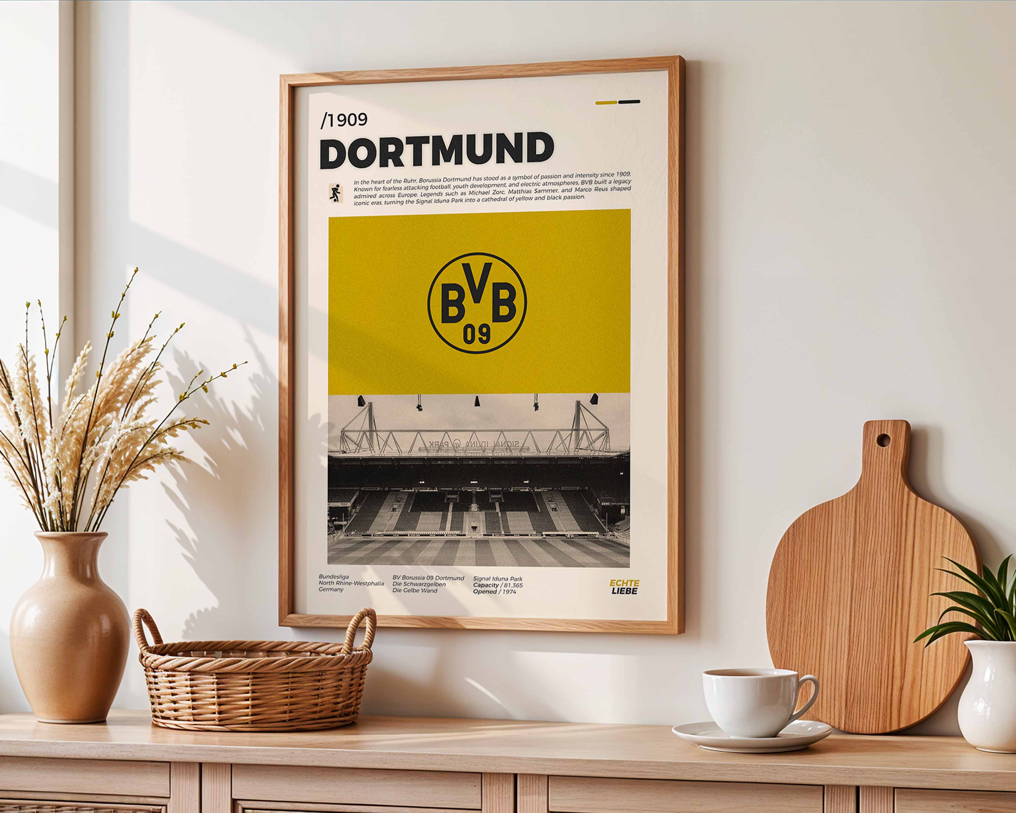 Poster minimaliste encadré de Dortmund accroché au mur dans un salon lumineux et bien visible, design premium.