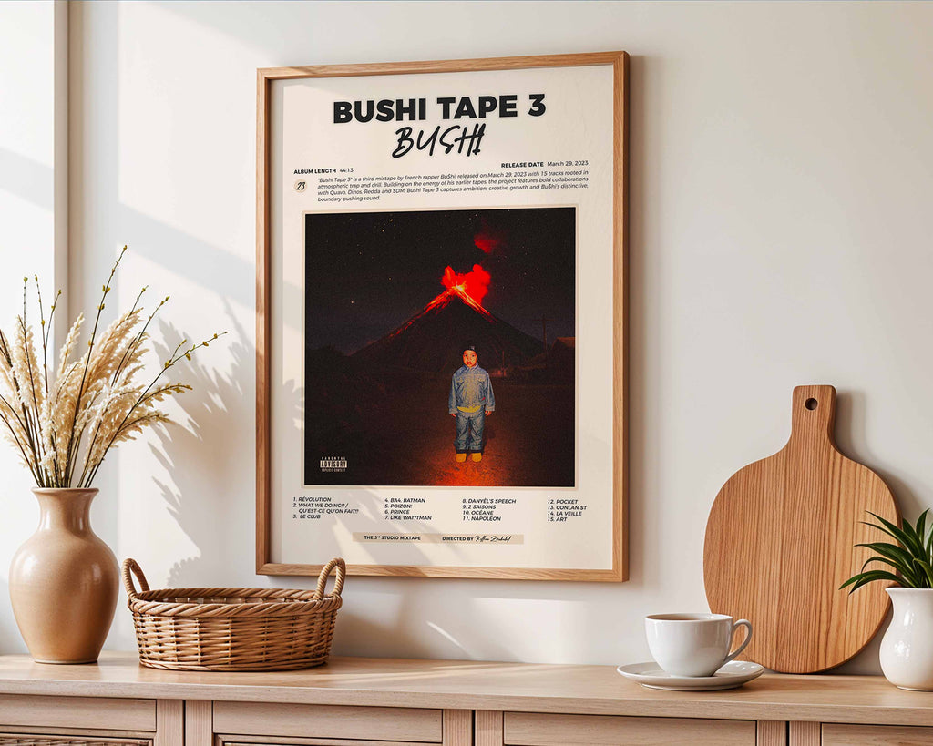 Poster minimaliste encadré de l'album Bushi Tape 3 accroché au mur dans un salon lumineux et bien visible, design premium.