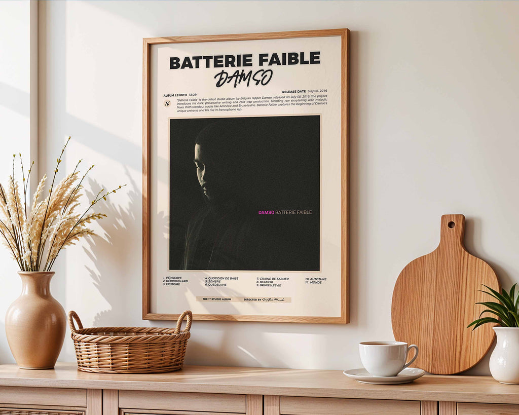Poster minimaliste encadré de l'album Batterie Faible accroché au mur dans un salon lumineux et bien visible, design premium.