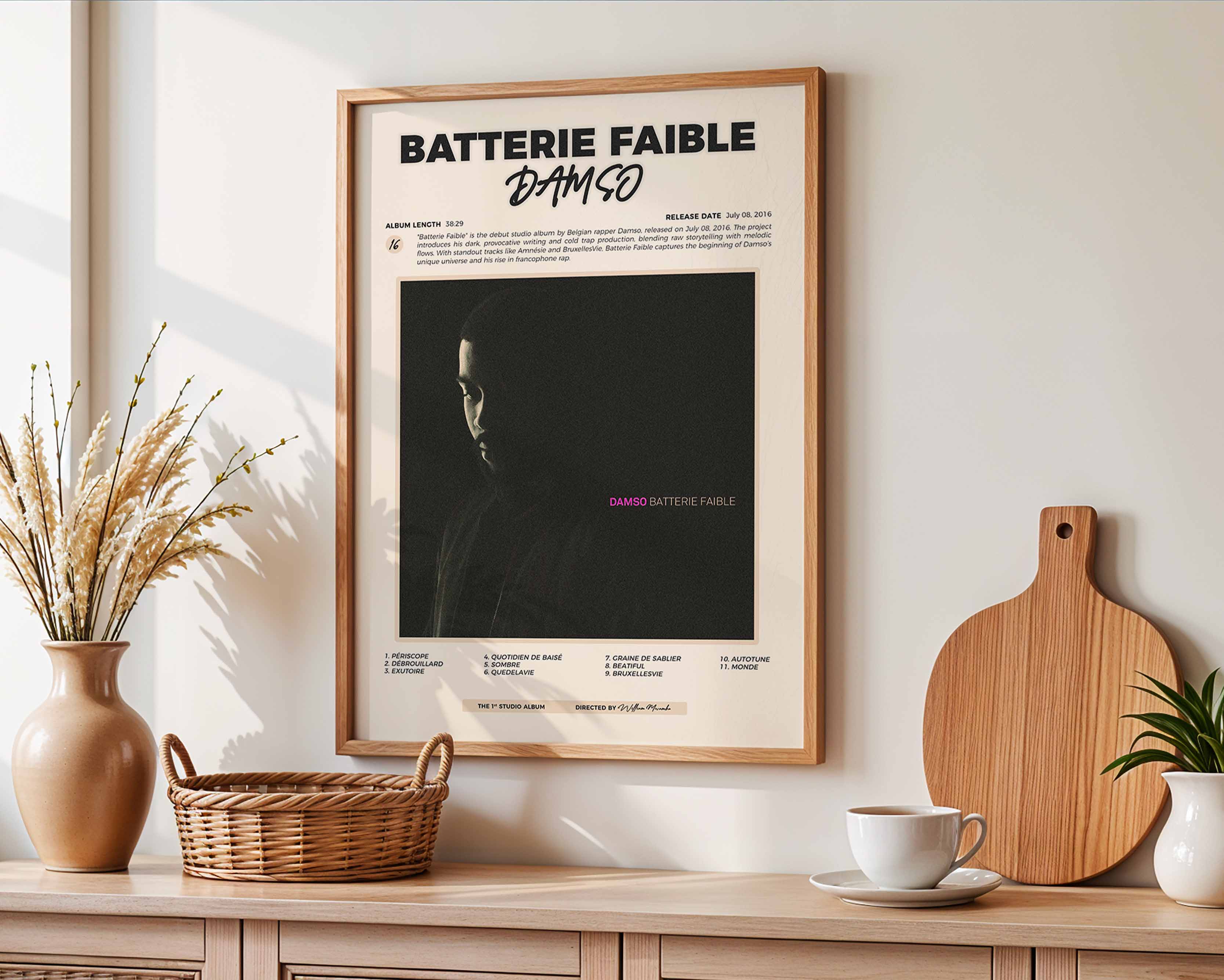 Poster minimaliste encadré de l'album Batterie Faible accroché au mur dans un salon lumineux et bien visible, design premium.