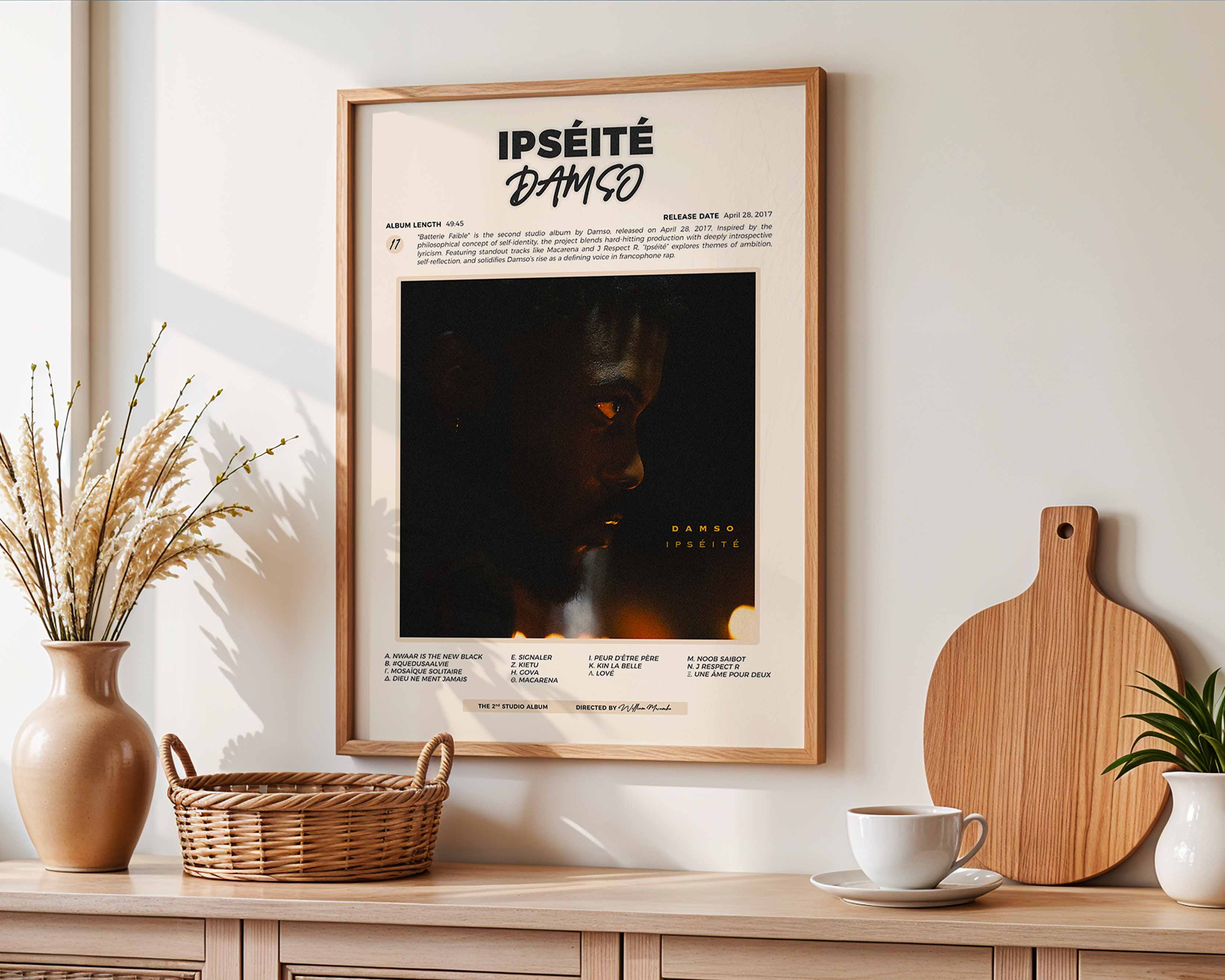 Poster minimaliste encadré de l'album Ipséité accroché au mur dans un salon lumineux et bien visible, design premium.