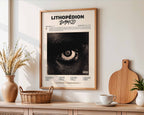 Poster minimaliste encadré de l'album Lithopédion accroché au mur dans un salon lumineux et bien visible, design premium.