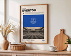 Poster minimaliste encadré d'Everton accroché au mur dans un salon lumineux et bien visible, design premium.