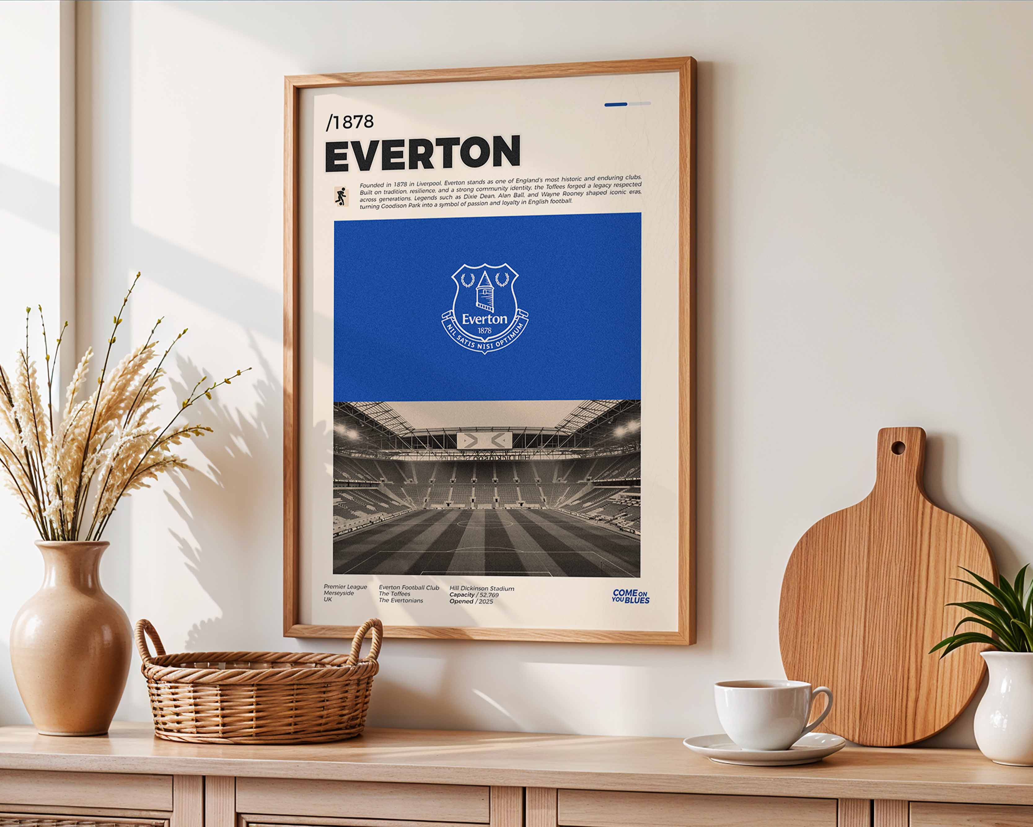 Poster minimaliste encadré d'Everton accroché au mur dans un salon lumineux et bien visible, design premium.