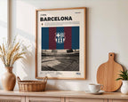 Poster minimaliste encadré du FC Barcelone accroché au mur dans un salon lumineux et bien visible, design premium bleu et grenat.