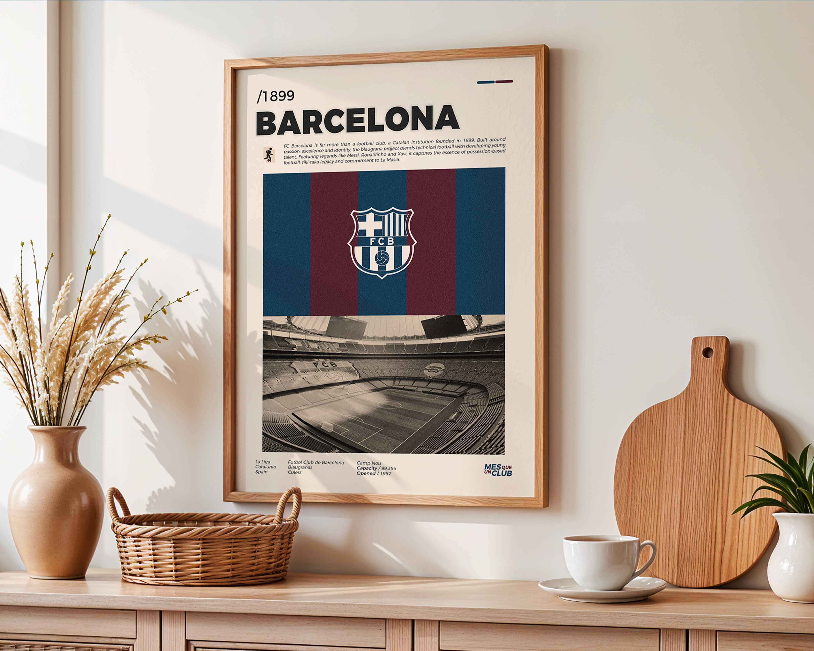 Poster minimaliste encadré du FC Barcelone accroché au mur dans un salon lumineux et bien visible, design premium bleu et grenat.