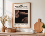 Poster minimaliste encadré de l'album LMF accroché au mur dans un salon lumineux et bien visible, design premium.